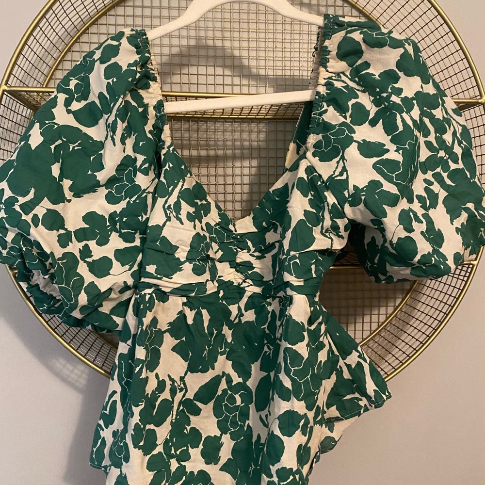 Super cute puff sleeve top with open back tie top size M